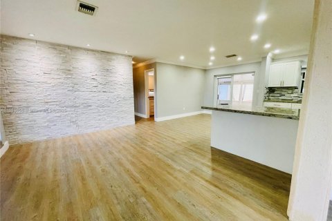 House in Miami Gardens, Florida 3 bedrooms, 111.48 sq.m. № 1930707 - photo 30
