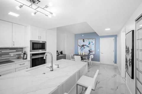 Condo in Miami, Florida, 2 bedrooms  № 1729680 - photo 5