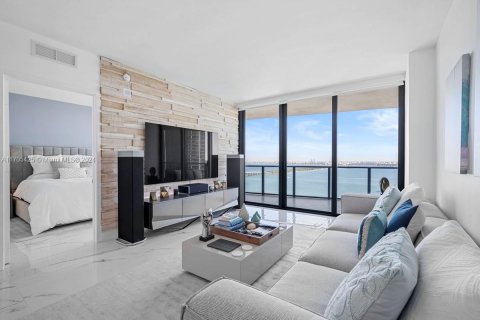Condo in Miami, Florida, 2 bedrooms  № 1729680 - photo 1