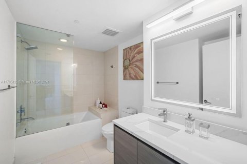 Condo in Miami, Florida, 2 bedrooms  № 1729680 - photo 4