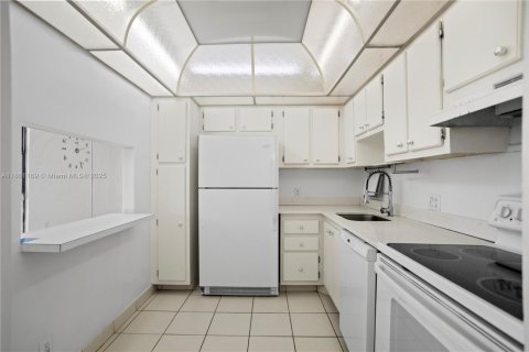 Condo in Aventura, Florida, 1 bedroom  № 1892239 - photo 2