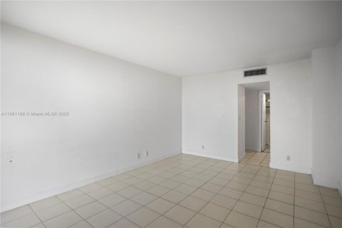 Condo in Aventura, Florida, 1 bedroom  № 1892239 - photo 21