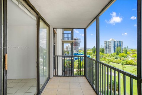 Condo in Aventura, Florida, 1 bedroom  № 1892239 - photo 15