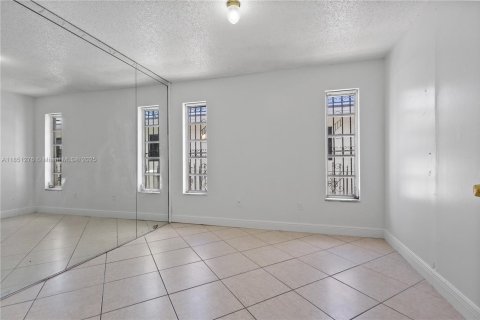 House in Miami, Florida 3 bedrooms, 199.28 sq.m. № 1854838 - photo 7