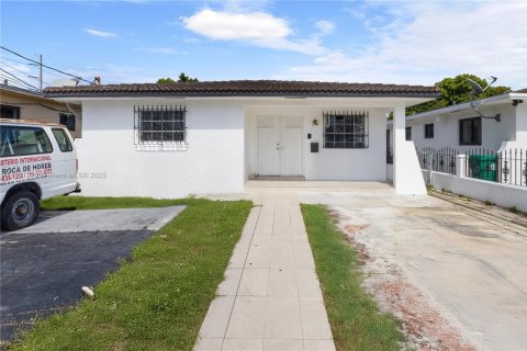 House in Miami, Florida 3 bedrooms, 199.28 sq.m. № 1854838 - photo 1