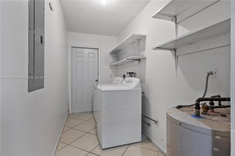 House in Miami, Florida 3 bedrooms, 199.28 sq.m. № 1854838 - photo 11