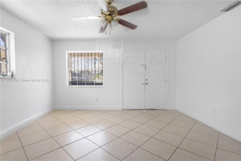 House in Miami, Florida 3 bedrooms, 199.28 sq.m. № 1854838 - photo 2