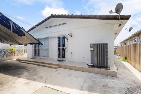 House in Miami, Florida 3 bedrooms, 199.28 sq.m. № 1854838 - photo 14