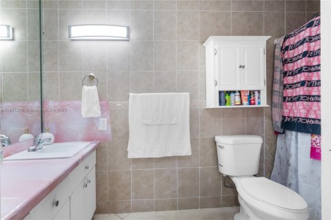 House in Miami, Florida 3 bedrooms, 199.28 sq.m. № 1854838 - photo 16