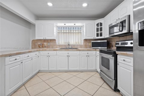 House in Miami, Florida 3 bedrooms, 199.28 sq.m. № 1854838 - photo 5