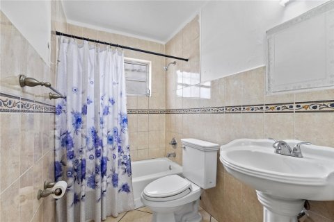 House in Miami, Florida 3 bedrooms, 199.28 sq.m. № 1854838 - photo 10