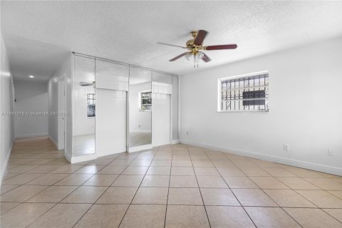 House in Miami, Florida 3 bedrooms, 199.28 sq.m. № 1854838 - photo 3