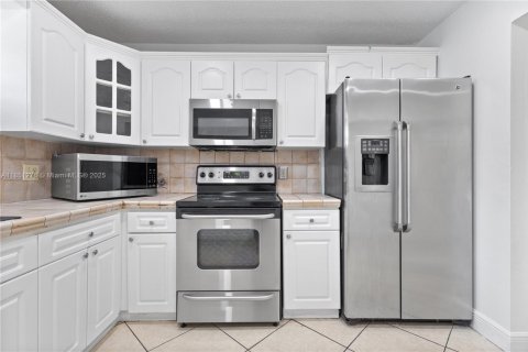 House in Miami, Florida 3 bedrooms, 199.28 sq.m. № 1854838 - photo 6