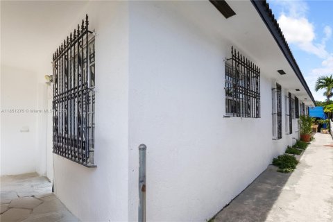 House in Miami, Florida 3 bedrooms, 199.28 sq.m. № 1854838 - photo 12