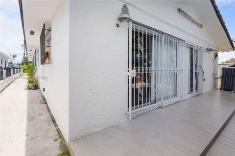House in Miami, Florida 3 bedrooms, 199.28 sq.m. № 1854838 - photo 13