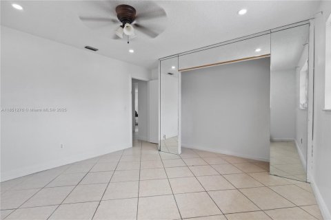 House in Miami, Florida 3 bedrooms, 199.28 sq.m. № 1854838 - photo 8