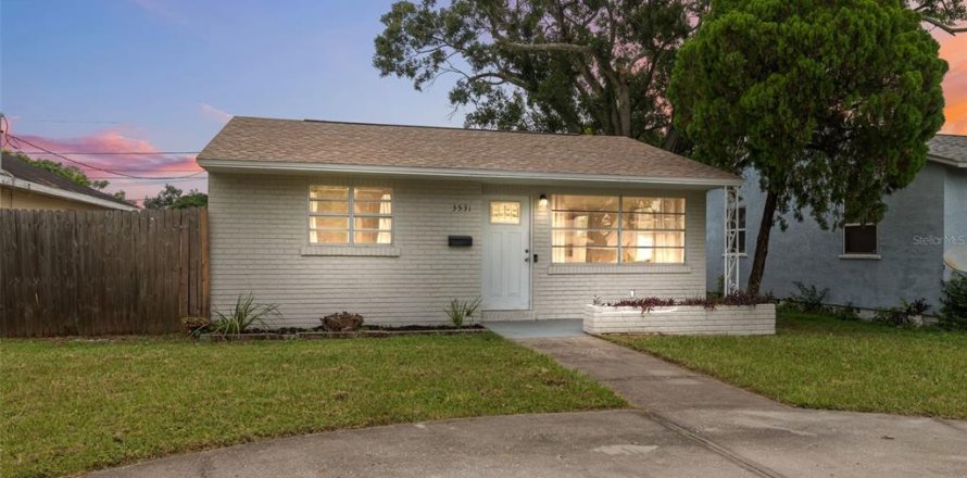 House in Saint Petersburg, Florida 3 bedrooms, 96.15 sq.m. № 1909661