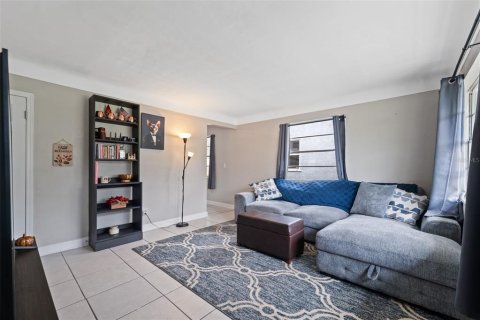 House in Saint Petersburg, Florida 3 bedrooms, 96.15 sq.m. № 1909661 - photo 4