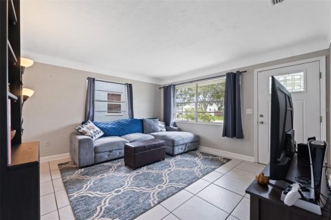 House in Saint Petersburg, Florida 3 bedrooms, 96.15 sq.m. № 1909661 - photo 5