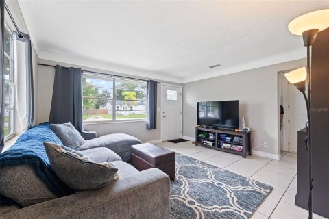 House in Saint Petersburg, Florida 3 bedrooms, 96.15 sq.m. № 1909661 - photo 6