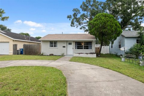 House in Saint Petersburg, Florida 3 bedrooms, 96.15 sq.m. № 1909661 - photo 2