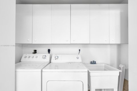 Condo in Bal Harbour, Florida, 3 bedrooms  № 1840801 - photo 25