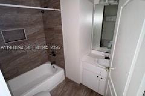 Townhouse in Miami, Florida 3 bedrooms, 144.74 sq.m. № 2051080 - photo 16