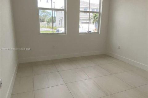 Adosado en alquiler en Pembroke Pines, Florida, 4 dormitorios № 1953823 - foto 9