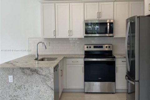 Adosado en alquiler en Pembroke Pines, Florida, 4 dormitorios № 1953823 - foto 8