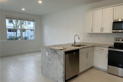 Adosado en alquiler en Pembroke Pines, Florida, 4 dormitorios № 1953823 - foto 6