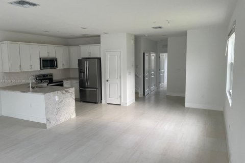 Adosado en alquiler en Pembroke Pines, Florida, 4 dormitorios № 1953823 - foto 1