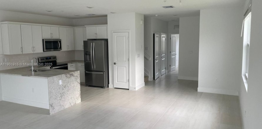 Adosado en Pembroke Pines, Florida 4 dormitorios № 1953823