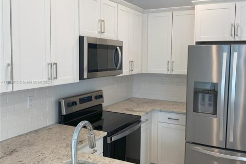 Adosado en alquiler en Pembroke Pines, Florida, 4 dormitorios № 1953823 - foto 7
