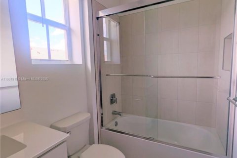 Adosado en alquiler en Pembroke Pines, Florida, 4 dormitorios № 1953823 - foto 18