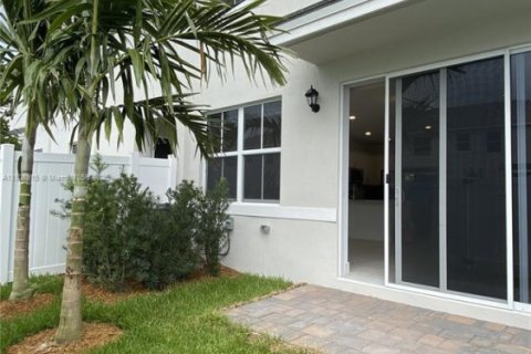 Adosado en alquiler en Pembroke Pines, Florida, 4 dormitorios № 1953823 - foto 13
