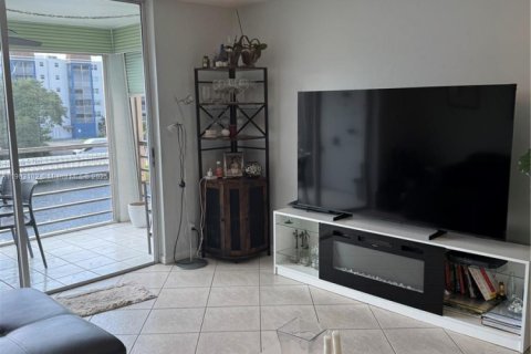 Снять в аренду кондоминиум в Дания-Бич, Флорида 1 спальня, 83.61м2, № 1955611 - фото 3