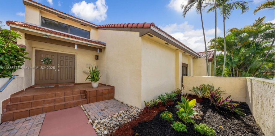 Townhouse in Hialeah, Florida 2 bedrooms, 189.43 sq.m. № 1818377