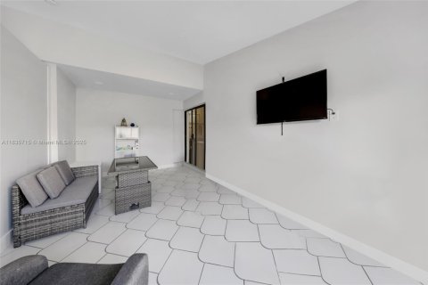 Townhouse in Hialeah, Florida 2 bedrooms, 189.43 sq.m. № 1818377 - photo 16