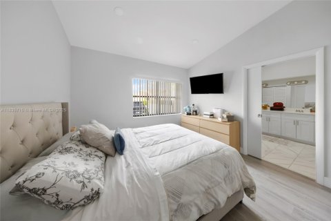Townhouse in Hialeah, Florida 2 bedrooms, 189.43 sq.m. № 1818377 - photo 26