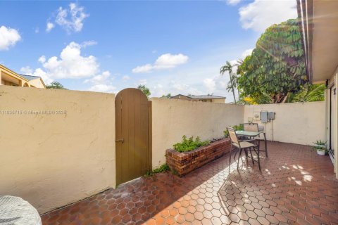 Townhouse in Hialeah, Florida 2 bedrooms, 189.43 sq.m. № 1818377 - photo 30