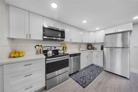 Townhouse in Hialeah, Florida 2 bedrooms, 189.43 sq.m. № 1818377 - photo 11