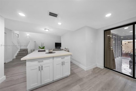 Townhouse in Hialeah, Florida 2 bedrooms, 189.43 sq.m. № 1818377 - photo 13