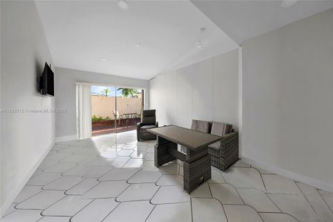Townhouse in Hialeah, Florida 2 bedrooms, 189.43 sq.m. № 1818377 - photo 15