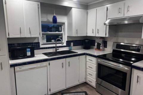 Apartment in North Fort Myers, Florida 2 bedrooms, 80.45 sq.m. № 2102105 - photo 3