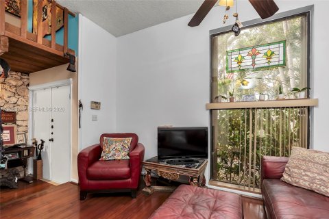 House in North Miami Beach, Florida 3 bedrooms, 187.85 sq.m. № 2053065 - photo 6