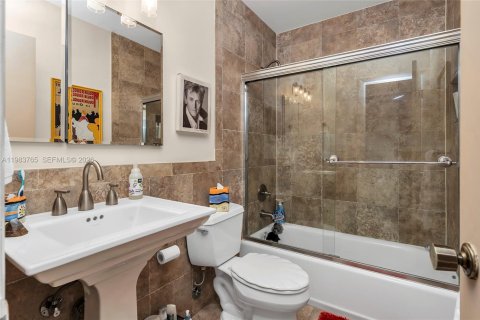 House in North Miami Beach, Florida 3 bedrooms, 187.85 sq.m. № 2053065 - photo 26