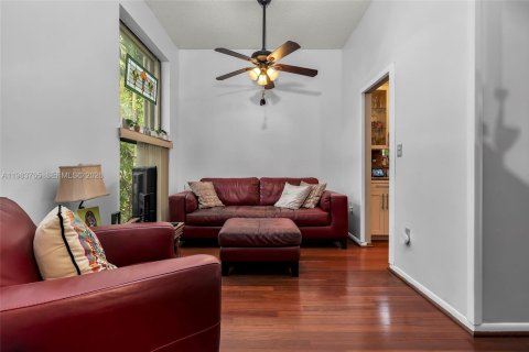 House in North Miami Beach, Florida 3 bedrooms, 187.85 sq.m. № 2053065 - photo 3