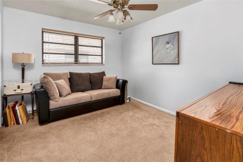 House in North Miami Beach, Florida 3 bedrooms, 187.85 sq.m. № 2053065 - photo 27