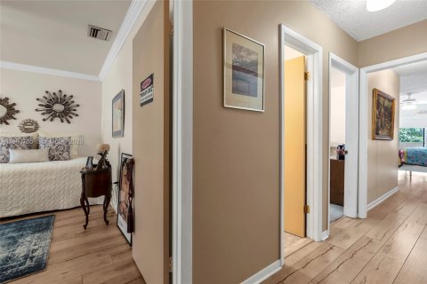 House in North Miami Beach, Florida 3 bedrooms, 187.85 sq.m. № 2053065 - photo 23