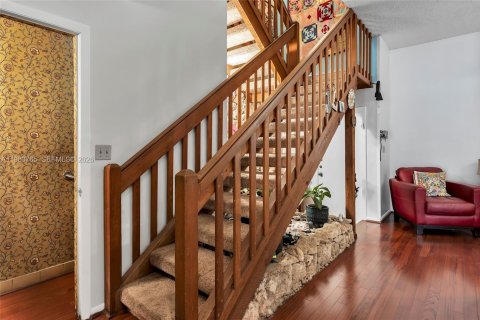 House in North Miami Beach, Florida 3 bedrooms, 187.85 sq.m. № 2053065 - photo 11